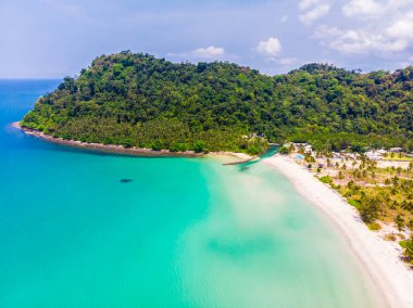 Plaj ve deniz ile Hindistan cevizi hurma ağacı güzel havadan görünümü