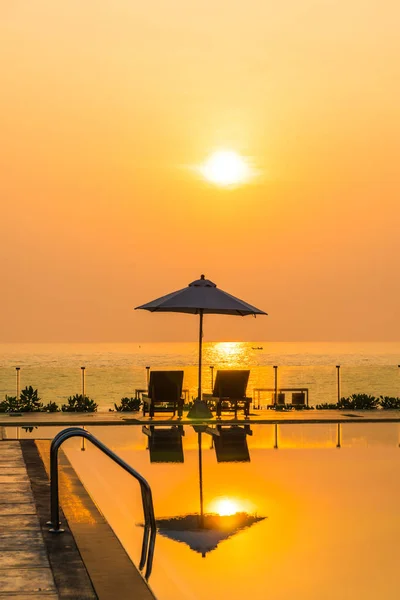 Mooie parasol en stoel rond zwembad in hotel en r — Stockfoto