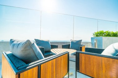 Char ve tablo ile açık veranda dekorasyon