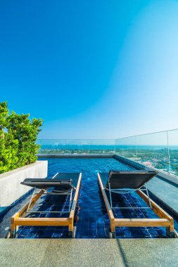 Sandalye ve yatak Yüzme Havuzu otelin çevresinde