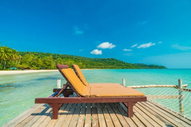Sandalye ve yatak ahşap iskele veya tropikal plaj ve s ile köprü