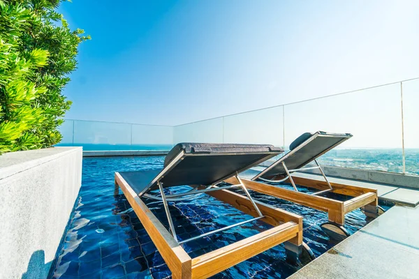 Chair and bed around swimming pool in hotel — Stock Photo, Image