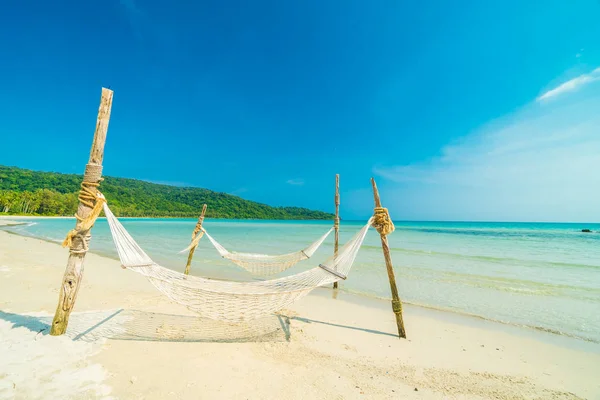 Hamaca Hermosa Playa Tropical Con Cocoteros Tropicales Mar —  Fotos de Stock