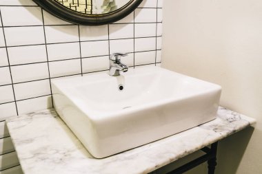 Musluk ve lavabo banyo dekorasyon