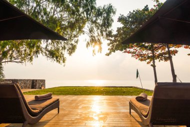 Şemsiye ve sandalye neary plaj ve deniz