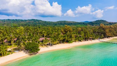 Deniz ve plaj ile havadan görünümü