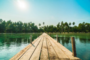 Ahşap köprü ya da plaj ve deniz iskelede