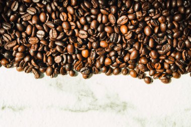 Kahverengi kahve çekirdekleri ve tohum