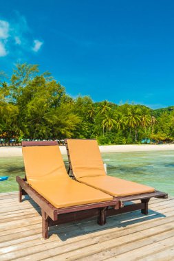 Sandalye ve yatak ahşap iskele veya tropikal plaj ve s ile köprü