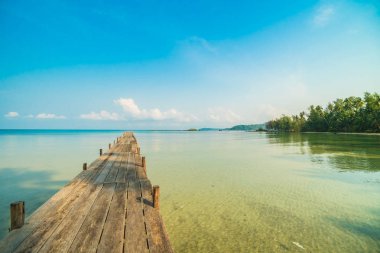 Ahşap köprü ya da plaj ve deniz iskelede
