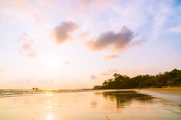 Beautiful sunset on the beach and sea — Stock Photo, Image