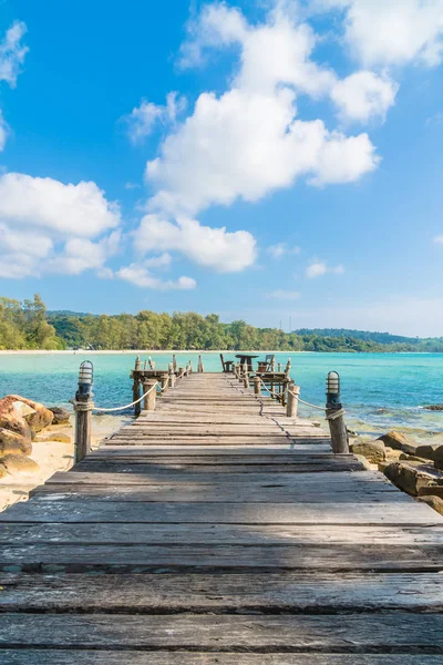 Palmy kokosowe drzewo na plażę i morze — Zdjęcie stockowe