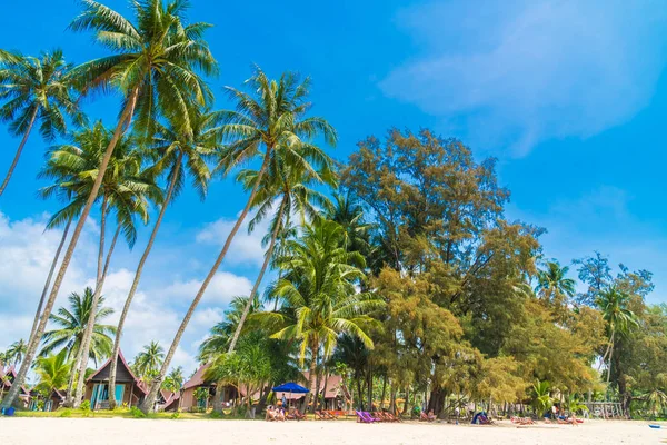 Bella spiaggia tropicale e mare — Foto Stock