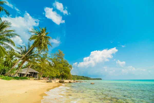 Beautiful paradise island with beach and sea — Stock Photo, Image