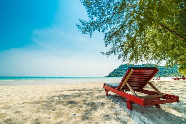 Belle nature plage tropicale et mer avec chaise et noix de coco p — Photo
