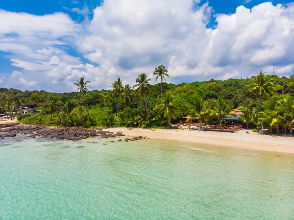Красивий вид з повітря на пляж і море з кокосовою пальмою — стокове фото