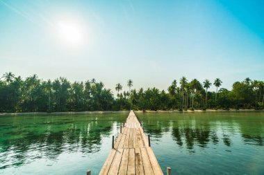 Ahşap köprü ya da plaj ve deniz iskelede