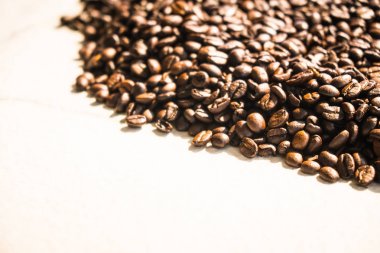 Kahverengi kahve çekirdekleri ve tohum