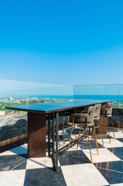 Char ve tablo ile açık veranda dekorasyon