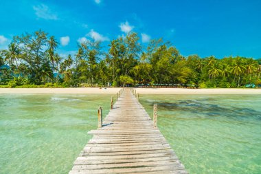 Ahşap iskele veya tropikal plaj ve Deniz Paradise ile köprü