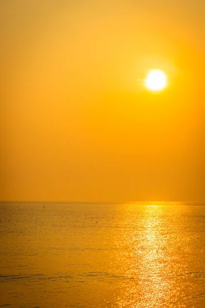 Belo nascer do sol na praia e no mar — Fotografia de Stock