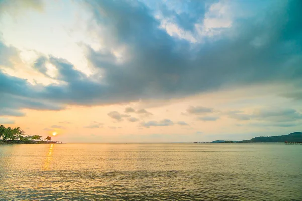 Wunderschöne paradiesische Insel mit Strand und Meer rund um Kokospalmen — Stockfoto