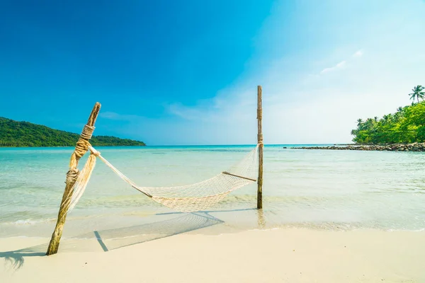 Hangmat Tropisch Strand Met Tropische Kokosnoot Palmbomen Zee — Stockfoto