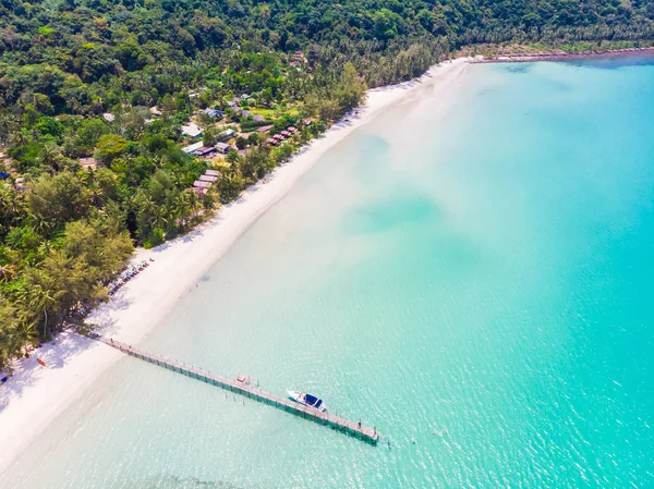 Piękny widok z lotu ptaka plaża i morze z palmy kokosowe — Zdjęcie stockowe
