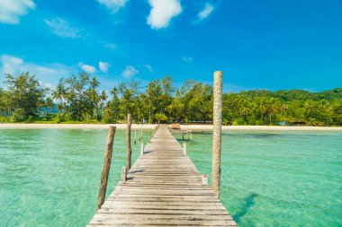 Ahşap iskele veya tropikal plaj ve Deniz Paradise ile köprü