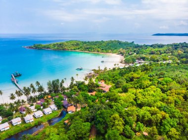 Plaj ve deniz ile Hindistan cevizi hurma ağacı güzel havadan görünümü