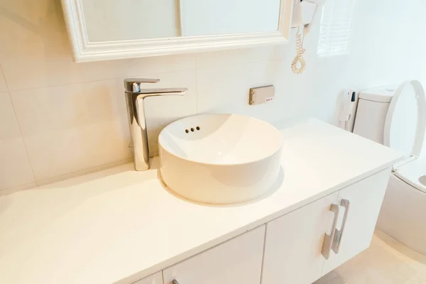 Decoración de grifo y fregadero en el baño —  Fotos de Stock