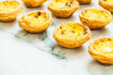 Şekerli tatlı tart yumurta ile