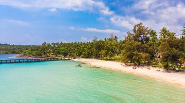 Deniz ve plaj ile havadan görünümü