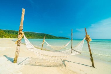 Hamak güzel tropikal plaj tropikal Hindistan cevizi palmiye ağaçları ve deniz ile 