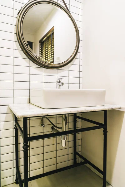 Dekoration von Wasserhähnen und Waschbecken im Badezimmer — Stockfoto