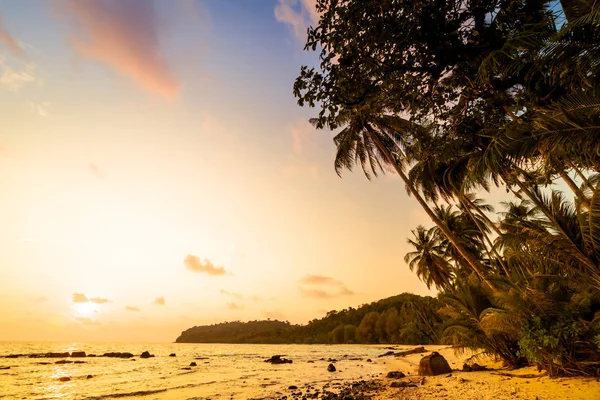 Schöne paradiesische Insel mit Strand und Meer — Stockfoto