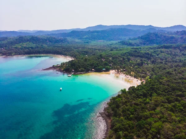 Luftaufnahme des schönen Strandes und Meeres mit Kokospalmen — Stockfoto