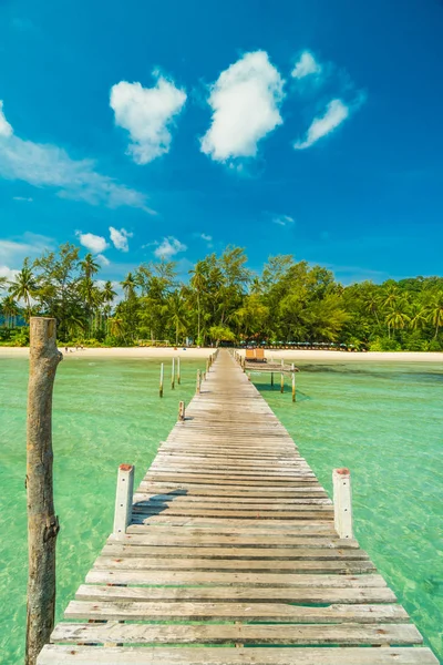 Drewniane molo lub most z tropikalnej plaży i morza w raju jest — Zdjęcie stockowe