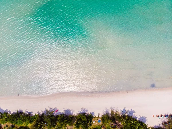 Hermosa vista aérea de la playa y el mar con palmera de coco — Foto de Stock