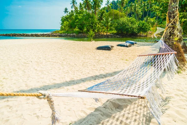 在美丽的热带海滩上的吊床与热带椰子棕榈树和海 — 图库照片
