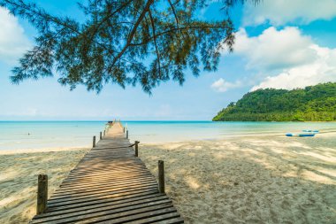 Ahşap iskele veya tropikal plaj ve Deniz Paradise ile köprü