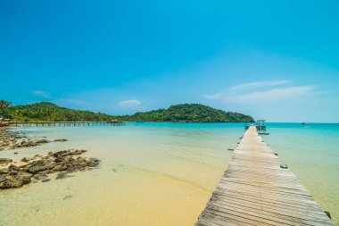 Ahşap iskele veya tropikal plaj ve Deniz Paradise ile köprü