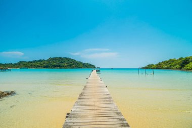 Ahşap iskele veya tropikal plaj ve Deniz Paradise ile köprü