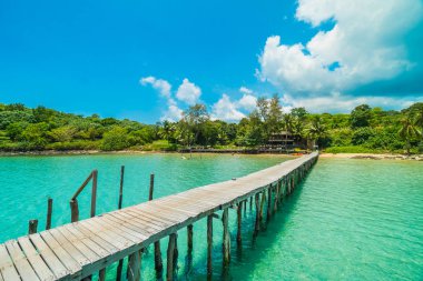 Ahşap iskele veya tropikal plaj ve Deniz Paradise ile köprü