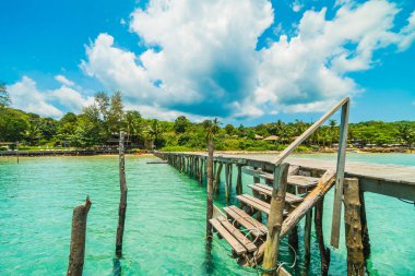 Ahşap iskele veya tropikal plaj ve Deniz Paradise ile köprü