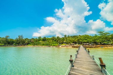Ahşap iskele veya tropikal plaj ve Deniz Paradise ile köprü