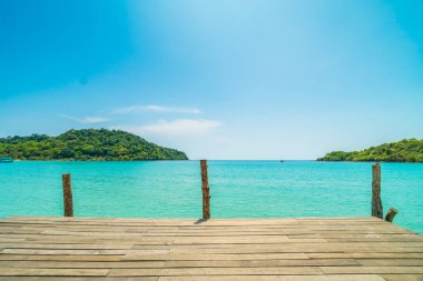 Ahşap iskele veya tropikal plaj ve Deniz Paradise ile köprü