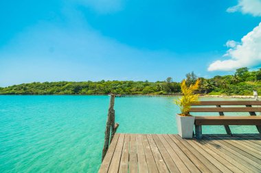 Ahşap iskele veya tropikal plaj ve Deniz Paradise ile köprü