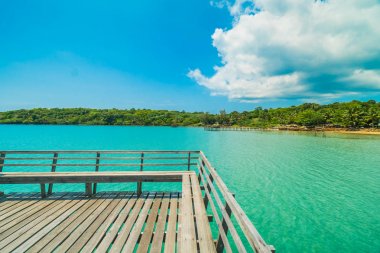 Ahşap iskele veya tropikal plaj ve Deniz Paradise ile köprü