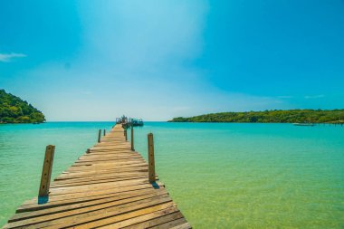 Ahşap iskele veya tropikal plaj ve Deniz Paradise ile köprü